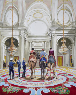 Tres camellos con policías en salón palaciego de columnas blancas y alfombra roja, obra de Ignacio Goitia