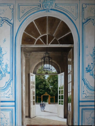 Cuadro de interior palaciego azul y blanco con puerta abierta a jardín y dos guardias caminando.