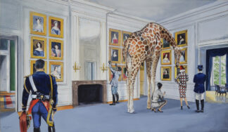 Jirafa en salón palaciego con retratos dorados, militar de gala y visitantes contemporáneos observando la escena.