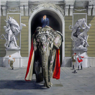 Elefante con manto rojo y hombre de traje bajo pórtico clásico con esculturas, obra de Ignacio Goitia