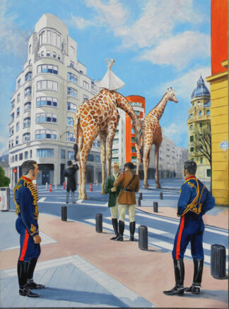 Jirafas gigantes en calle urbana con militares uniformados y edificios, obra de Ignacio Goitia