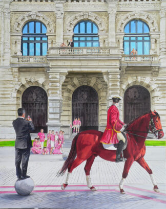 Jinete con casaca roja a caballo frente a fachada clásica, con grupo de rosa y fotógrafo subido a una esfera