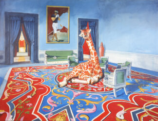Jirafa recostada en alfombra ornamentada de salón azul con retrato de jugador de polo, pintura de Ignacio Goitia