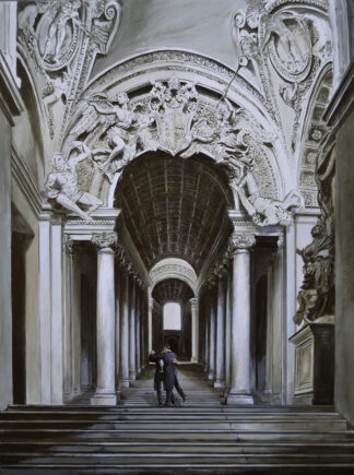 Pareja bailando en escalinata de galería barroca con columnas y estucos monumentales, en blanco y negro.