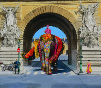 Elefante engalanado cruza el arco del Louvre junto a un motorista y una bailarina, pintura de Ignacio Goitia