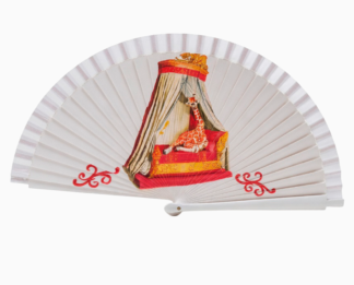 Abanico de papel blanco con camita dosel roja y dorada, cortinas drapeadas y ornamentos decorativos
