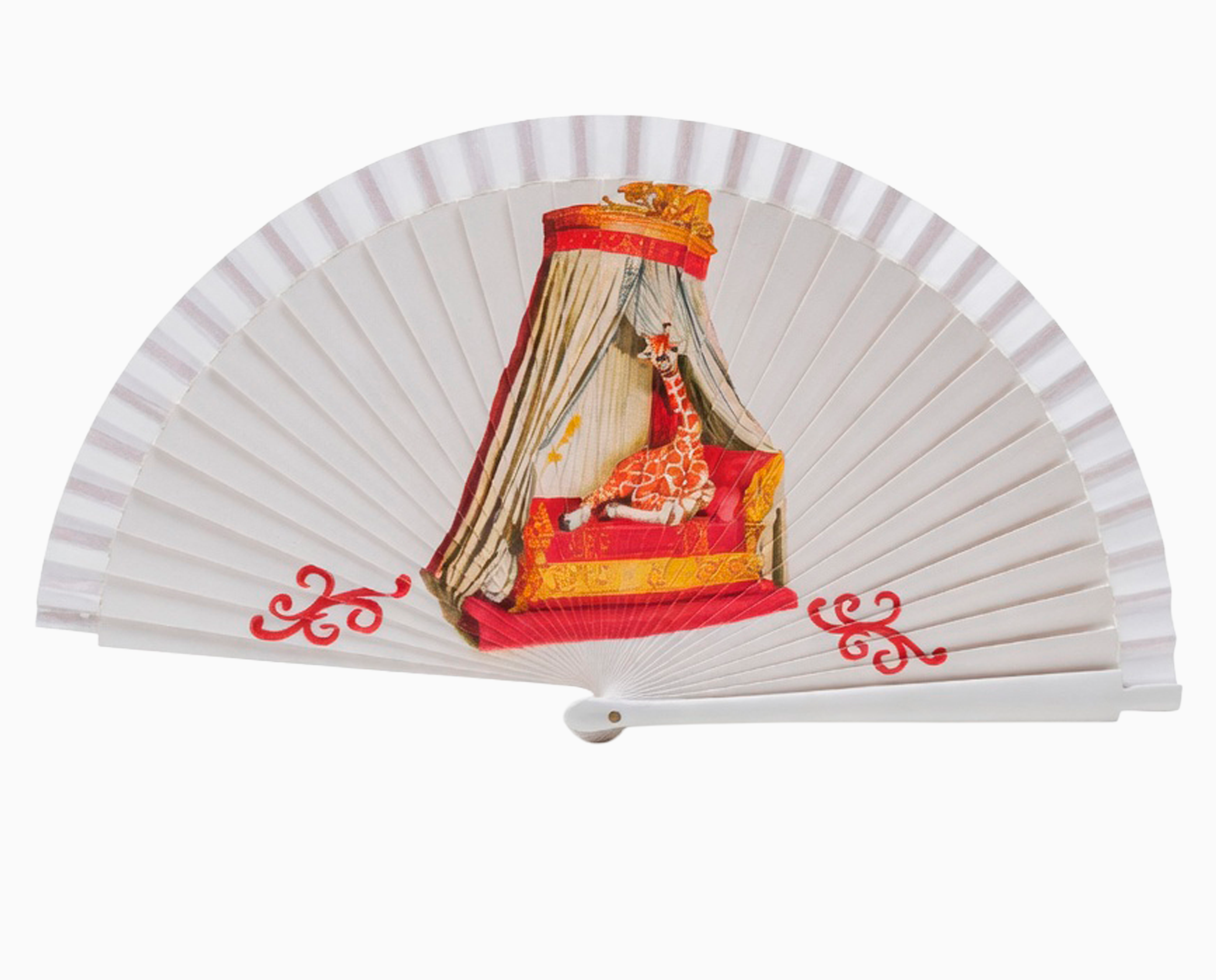 Abanico de papel blanco con camita dosel roja y dorada, cortinas drapeadas y ornamentos decorativos