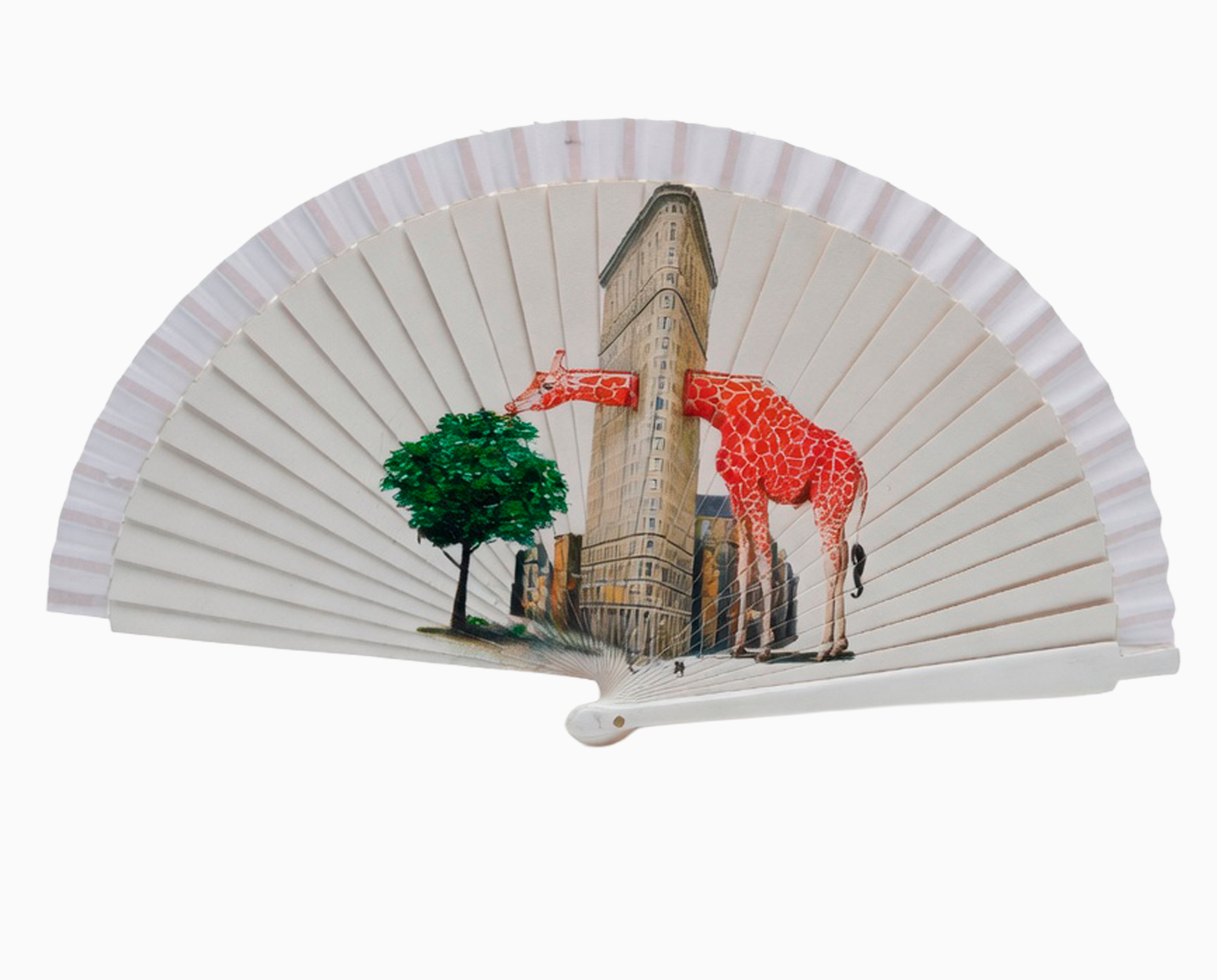Abanico de seda blanco con jirafa y Flatiron Building de Nueva York, en tonos rojos y verdes