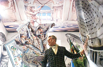 Ignacio Goitia en su estudio, artista multidisciplinar retratado por la revista Fanfan