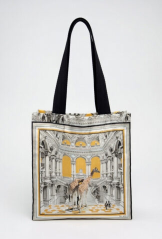 Bolso Panteón, diseño exclusivo de Ignacio Goitia, impreso sobre loneta de algodón, con arte inspirado en su obra.