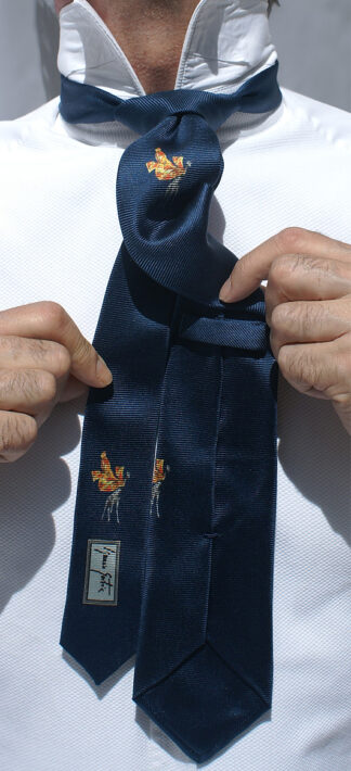Corbata de seda azul marino con ciervos dorados bordados, estilo goitiesco