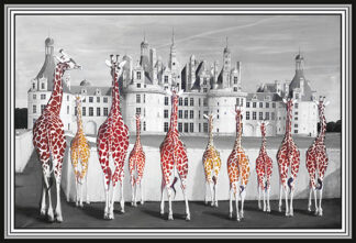 Jirafas multicolores frente a château renacentista francés, tonos rojos y blancos, estilo goitiesco