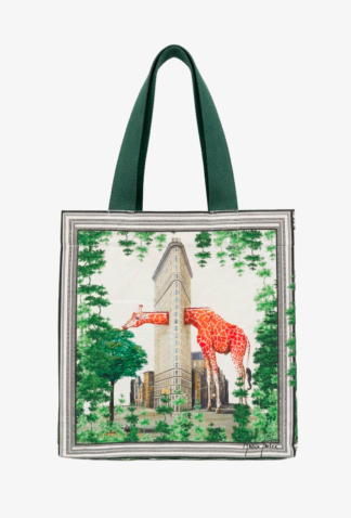 Bolso blanco con asas verdes, jirafa junto al edificio Flatiron entre árboles, obra de Ignacio Goitia